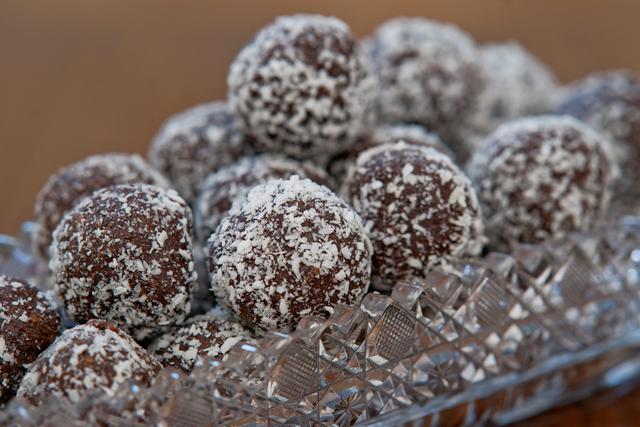 Zohar's Bakery Chocolate Snowballs
