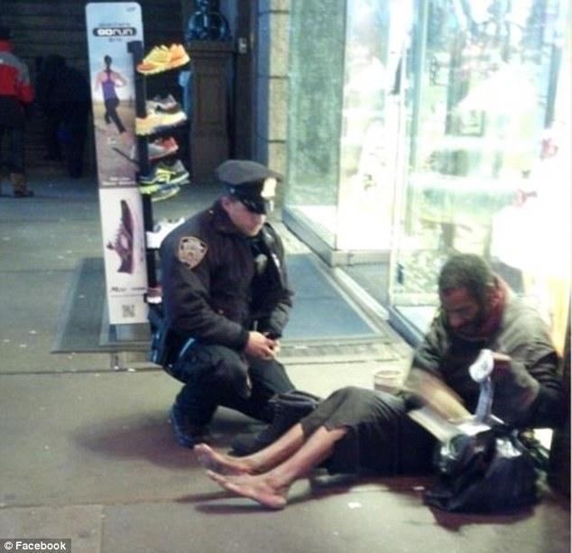Heartwarming photo snapped by tourist shows NYPD officer giving winter boots to barefoot homeless man | Mail Online